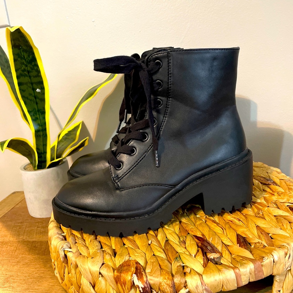 Universal Thread Womens Size 8 Black Leather Lace-Up Combat Boots NEVER WORN